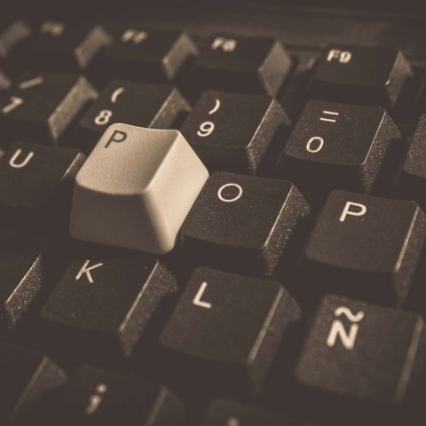Zdjęcie: Open source vs zamknięte modele AI w 2026: stan debaty po roku z AI Act