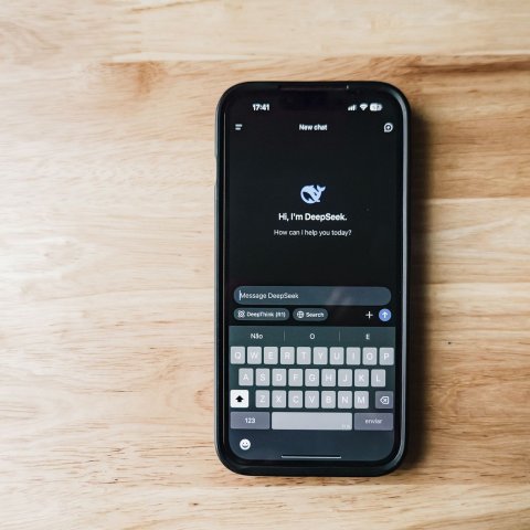 Zdjęcie: Agent AI a chatbot – czym się różnią w praktyce (2026)