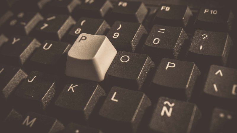 Zdjęcie: Open source vs zamknięte modele AI w 2026: stan debaty po roku z AI Act