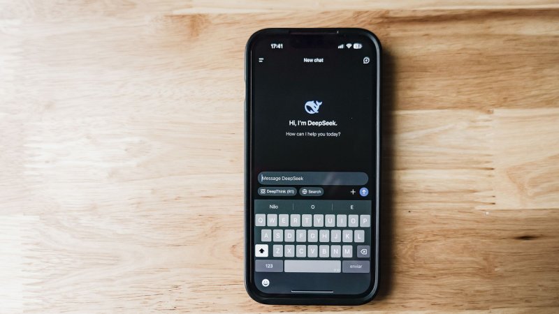 Zdjęcie: Agent AI a chatbot – czym się różnią w praktyce (2026)